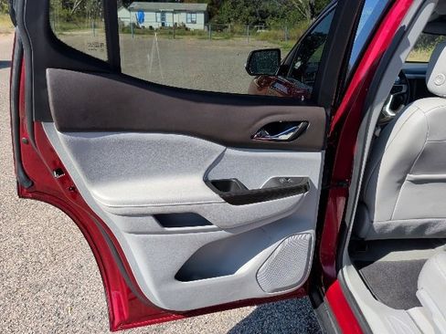 Certified 2023 GMC Acadia SLT image 13