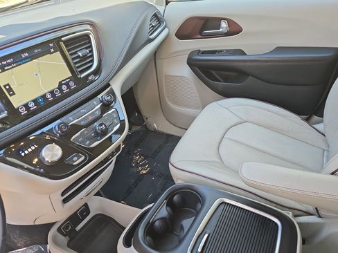 Used 2020 Chrysler Pacifica Limited image 24