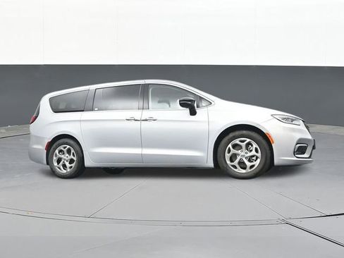 Used 2024 Chrysler Pacifica Limited FWD image 51