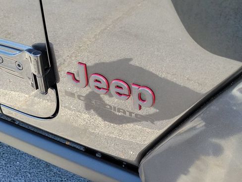 Used 2023 Jeep Gladiator Rubicon w/ Trailer Tow Package AWD/4WD image 3