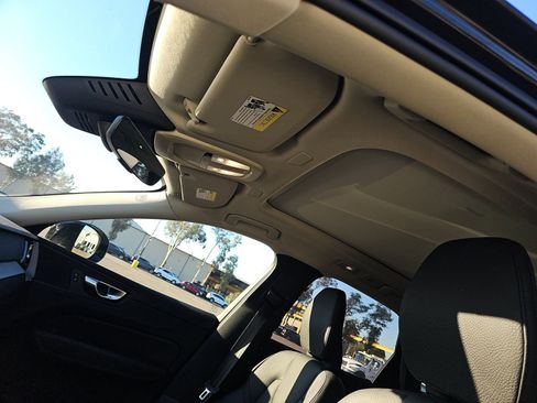 Used 2025 Volvo XC60 B5 Plus image 13