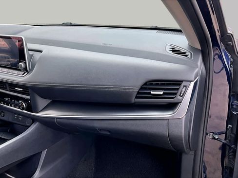 Used 2025 Nissan Rogue SV FWD image 17