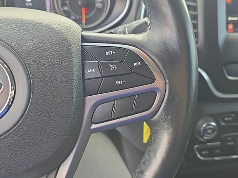 Used 2019 Jeep Cherokee Latitude w/ Cold Weather Group image 18