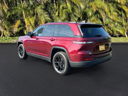 Used 2024 Jeep Grand Cherokee Altitude image 7