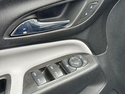 Used 2023 Chevrolet Equinox LS FWD image 21