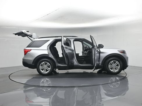 Certified 2023 Ford Explorer XLT RWD image 5
