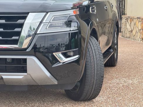 Used 2022 Nissan Armada Platinum w/ Captain's Chairs Package RWD image 3