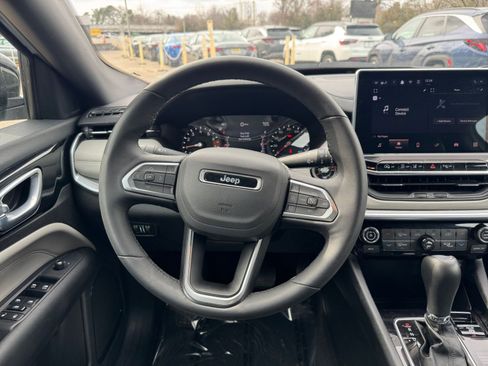 Used 2025 Jeep Compass Limited image 30