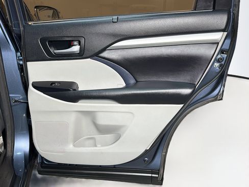 Used 2018 Toyota Highlander XLE image 34