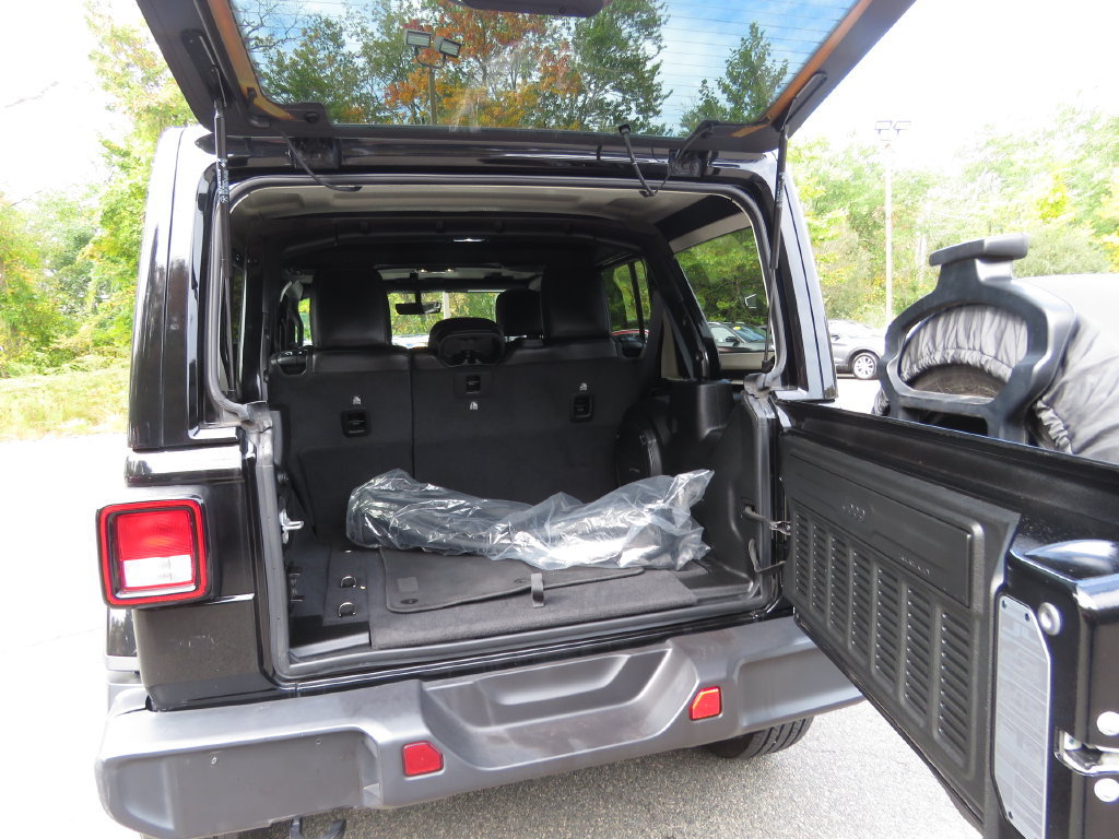 Used 2022 Jeep Wrangler Unlimited Sahara AWD/4WD image 17