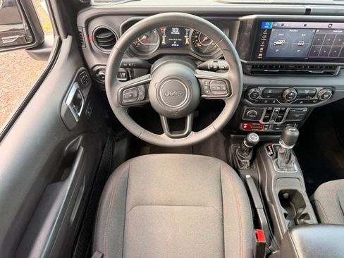 Used 2025 Jeep Wrangler Unlimited Rubicon AWD/4WD image 17