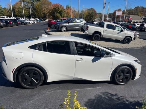 Used 2024 Toyota Prius Prime XSE Premium image 6
