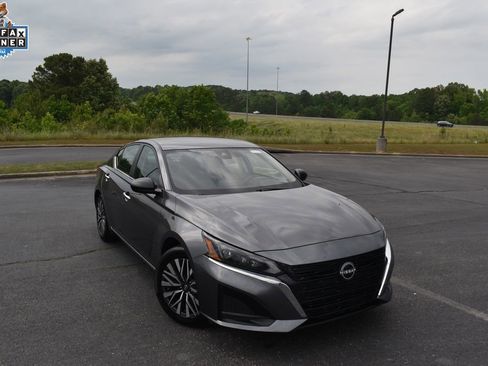 Used 2025 Nissan Altima 2.5 SV FWD image 1