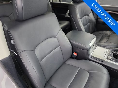 Used 2018 Toyota Land Cruiser image 30