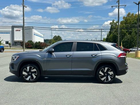 Used 2024 Volkswagen Atlas Cross Sport SE w/ Panoramic Sunroof Package FWD image 3