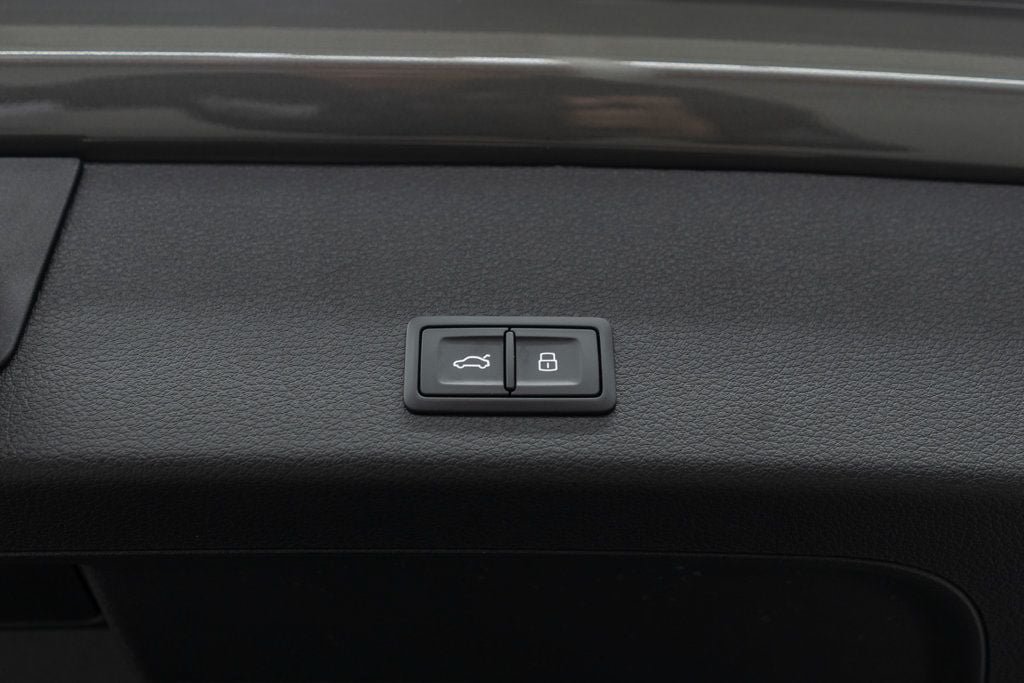 Used 2024 Audi Q8 e-tron Premium AWD/4WD image 32