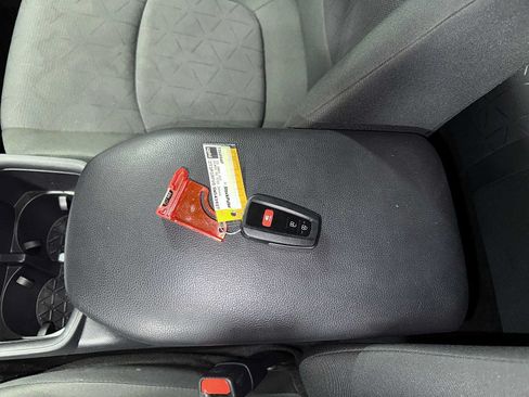 Used 2025 Toyota RAV4 XLE AWD/4WD image 31