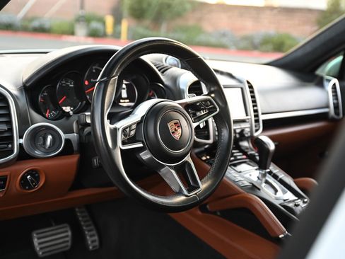 Used 2016 Porsche Cayenne Turbo image 23
