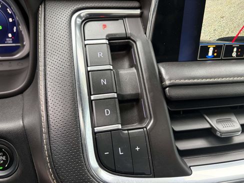 Used 2023 Chevrolet Tahoe Premier AWD/4WD image 17