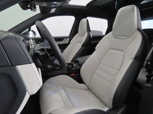 Certified 2026 Porsche Cayenne S AWD/4WD image 5