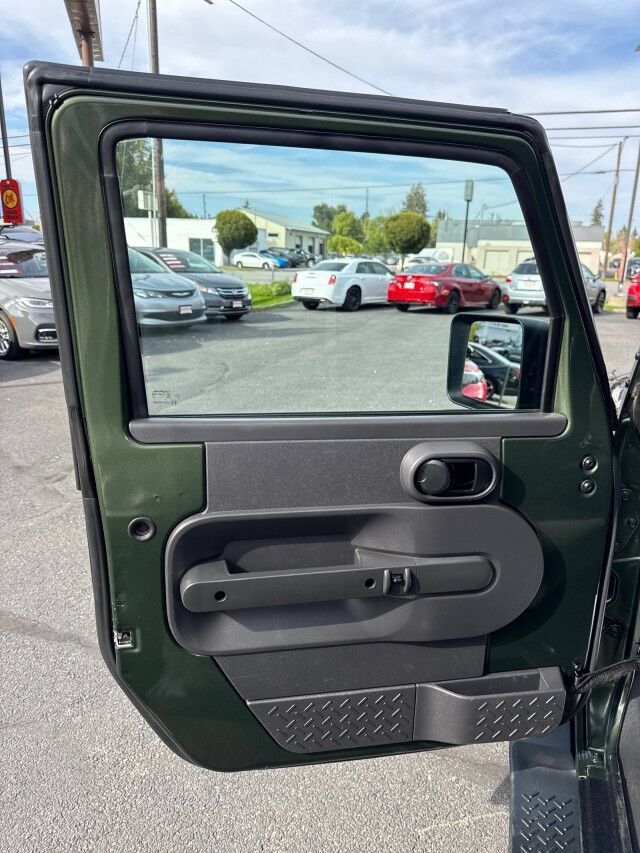 Used 2007 Jeep Wrangler Unlimited Sahara AWD/4WD image 8