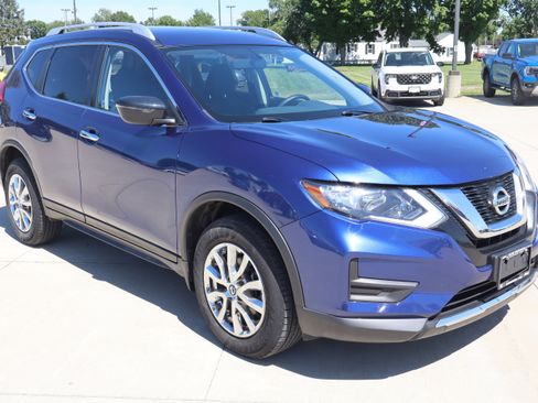 Used 2017 Nissan Rogue SV AWD/4WD image 3
