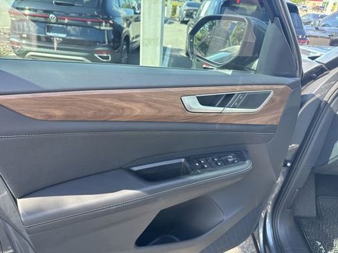 Used 2025 Volkswagen Atlas SE image 17