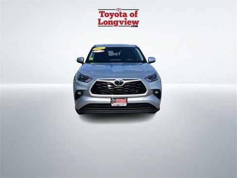 Used 2024 Toyota Highlander LE image 3