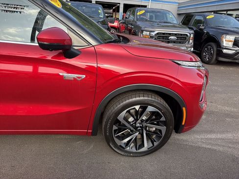 Used 2024 Mitsubishi Outlander 4WD Plug-In Hybrid image 2