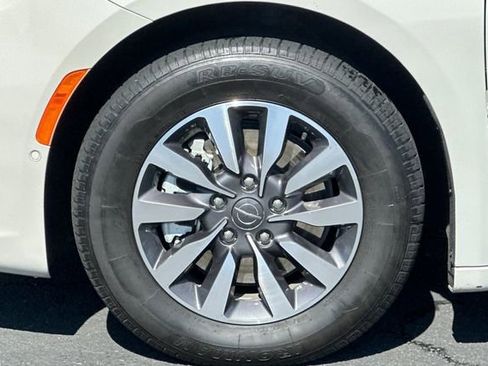 Used 2021 Chrysler Pacifica Touring-L FWD image 35