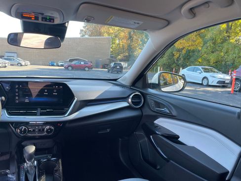 Used 2025 Chevrolet Trax LT image 31