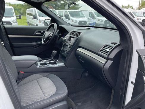 Certified 2018 Ford Explorer XLT FWD image 24