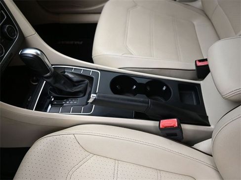 Used 2018 Volkswagen Passat 2.0T image 19