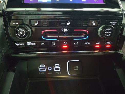 Used 2024 Jeep Grand Cherokee Laredo X w/ Luxury Tech Group I RWD image 21