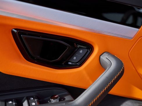 Used 2025 Lamborghini Urus SE image 31