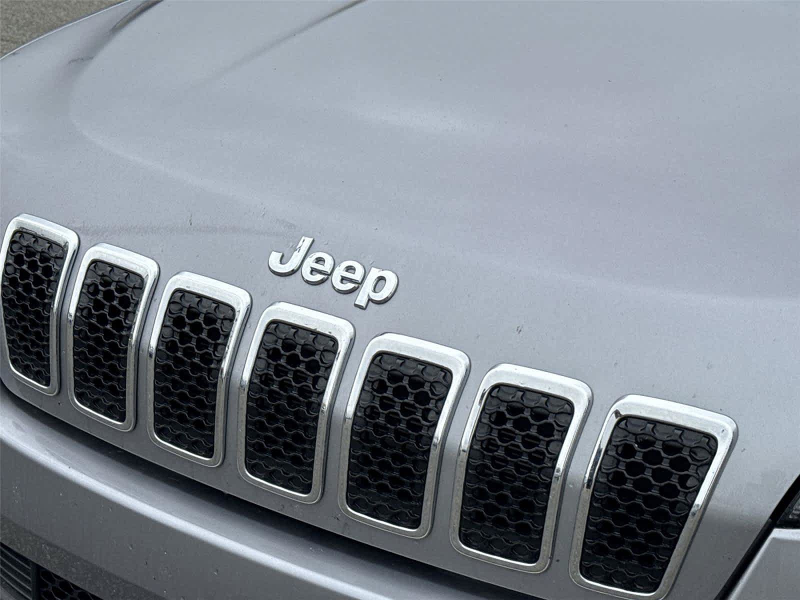 Used 2020 Jeep Cherokee Latitude Plus w/ Cold Weather Group AWD/4WD image 10