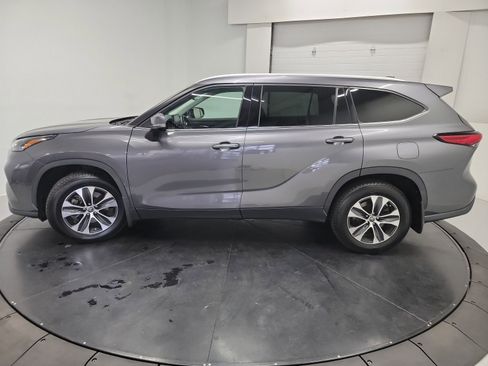 Used 2022 Toyota Highlander XLE AWD/4WD image 4