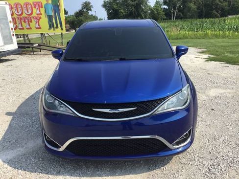 Used 2018 Chrysler Pacifica Touring Plus w/ Tire & Wheel Group FWD image 8