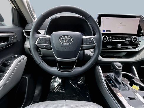 Used 2025 Toyota Highlander Platinum AWD/4WD image 6