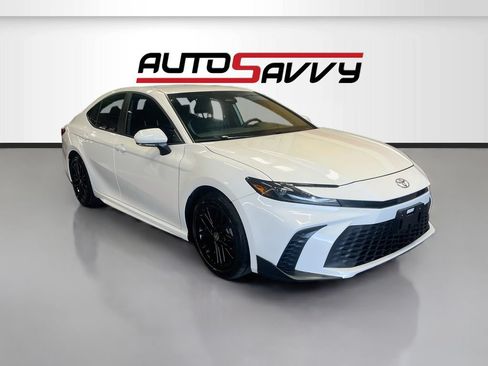 Used 2026 Toyota Camry SE FWD image 1