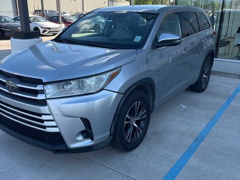 Used 2018 Toyota Highlander LE image 1