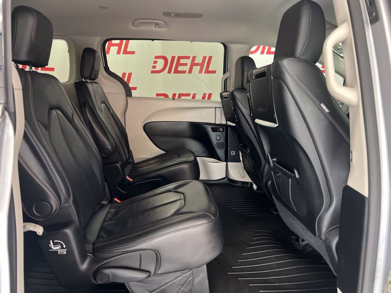 Used 2019 Chrysler Pacifica Touring-L Plus FWD image 11