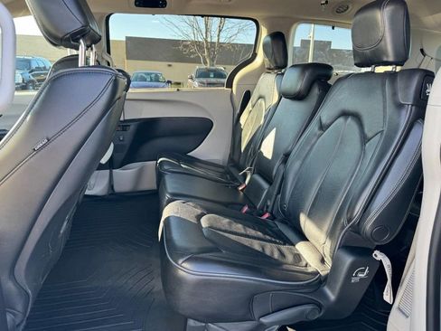 Used 2019 Chrysler Pacifica Limited image 11