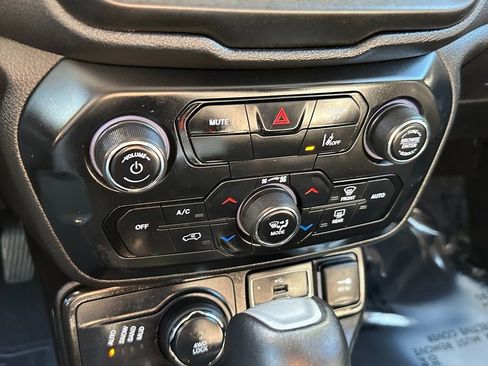 Certified 2023 Jeep Renegade Latitude image 28