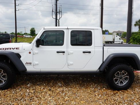 Used 2025 Jeep Gladiator Mojave w/ Convenience Group AWD/4WD image 5