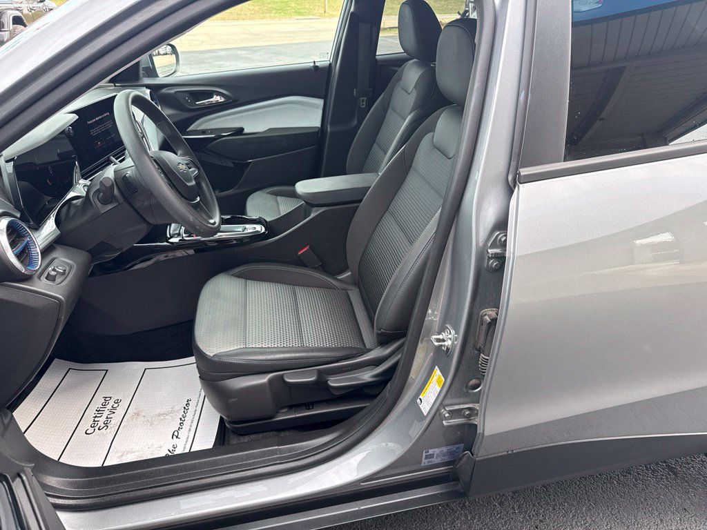 Used 2026 Chevrolet Trax LT FWD image 14