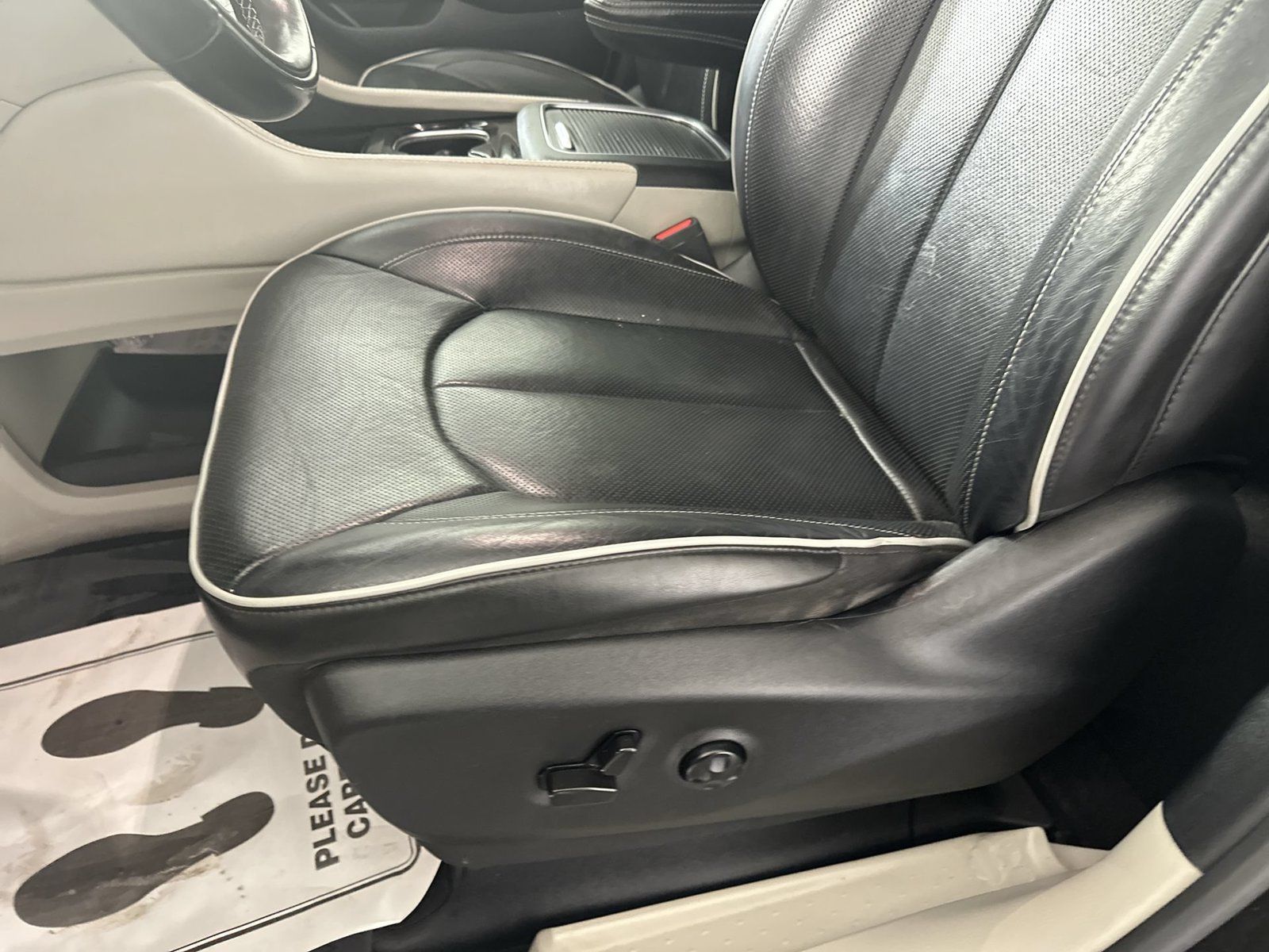 Used 2022 Chrysler Pacifica Limited FWD image 12