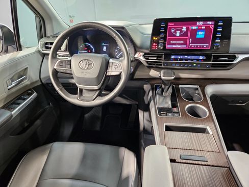 Used 2022 Toyota Sienna XLE FWD image 9
