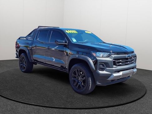 Used 2025 Chevrolet Colorado Trail Boss w/ Midnight Edition AWD/4WD image 5