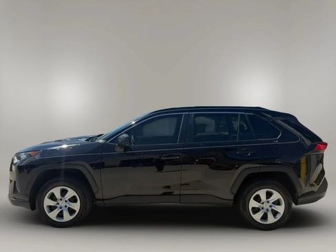 Used 2021 Toyota RAV4 LE FWD image 4